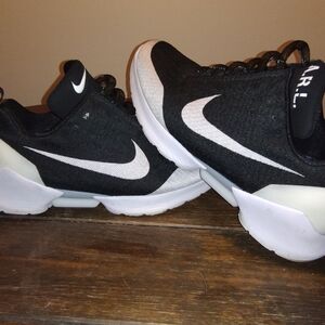 Nike HyperAdapt Men's Size 14 Black and White Athletic Shoes